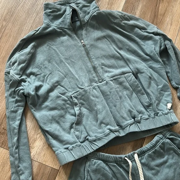 Vuori teal Quarter-Zip Pullover and Shorts Set small XS - Picture 3 of 10